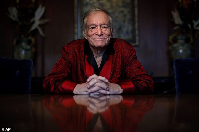 Hình ảnh chiếc áo khoác mặc nhà màu đỏ vốn gắn liền với “ông trùm Playboy” Hugh Hefner.