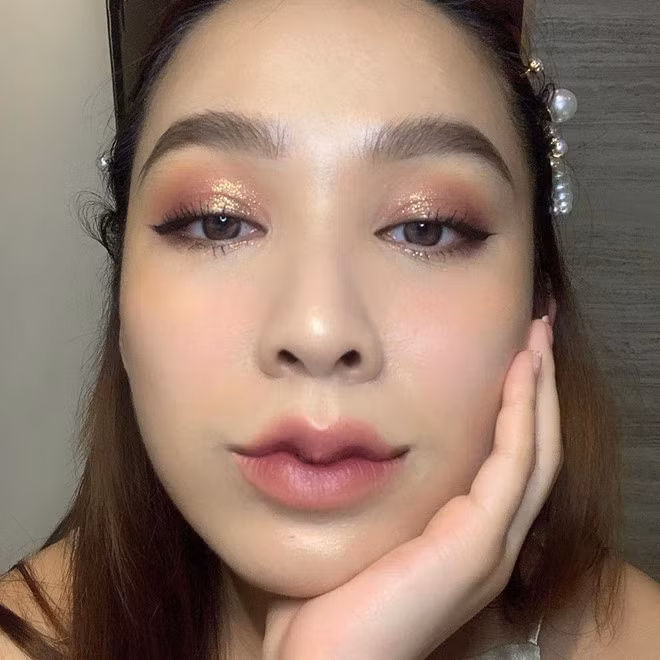 Vợ blogger Huy Cung và chuyên gia trang điểm Quách Ánh cũng tham gia trào lưu với mục đích vui là chính. Ảnh: Instagram NV.