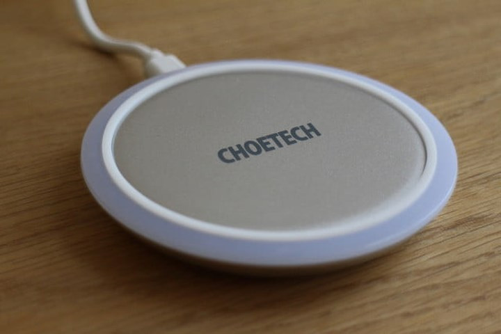 Bộ sạc không dây nhôm Choetech có thân kim loại giúp nhanh chóng tỏa nhiệt, cùng với công nghệ quản lý nhiệt bên trong đảm bảo an toàn cho cả sạc và máy.