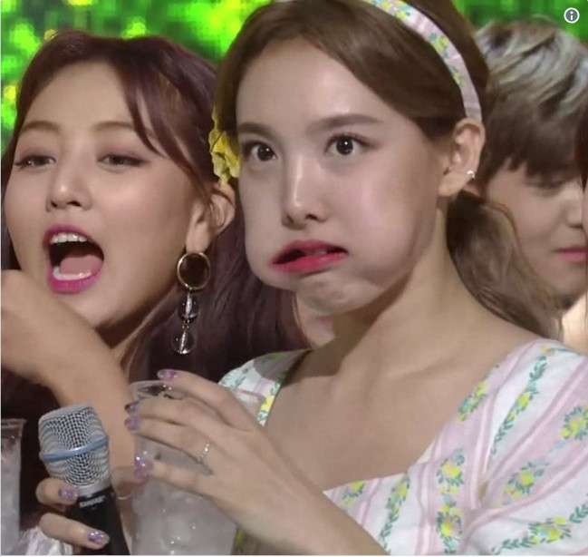 Nayeon đã thú nhận chỉ muốn xóa sạch khoảnh khắc này đi thôi. Thế nhưng chàng fan boy lầy lội lại còn in lên áo và mặc đến khoe Nayeon nữa chứ.