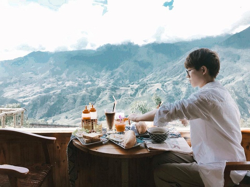 Cậu bạn chia sẻ: "Cảm giác mỗi sáng bạn được thức dậy trên mây, tạm gác lại mọi công việc để tận hưởng không khí hơi se se lạnh và hoà mình vào núi rừng hùng vĩ thật tuyệt".