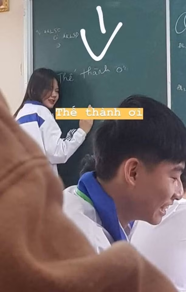 Hình ảnh cô bạn lên bảng giải bài tập gây chú ý cộng đồng mạng. (Ảnh: Phan Hoàng Phong/Group Trường Người Ta)