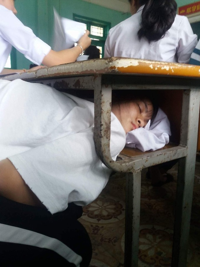 Cách ngủ gục vô cùng độc lạ thu hút sự quan tâm của cộng đồng mạng. (Ảnh: Đinh Ngọc An/Group Trường Người Ta)