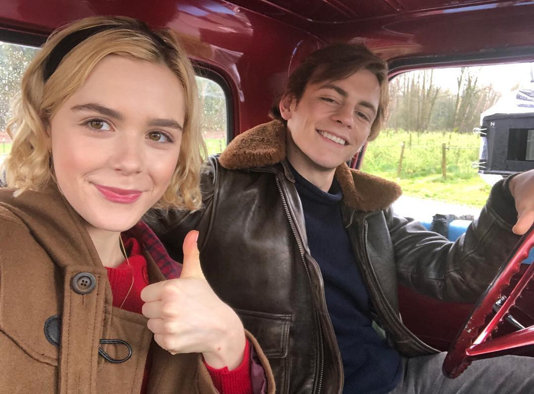 Cặp đôi Sabrina (Kiernan Shipka) và Harvey (Ross Lynch) sẽ thêm gia vị lãng mạn cho bộ phim.