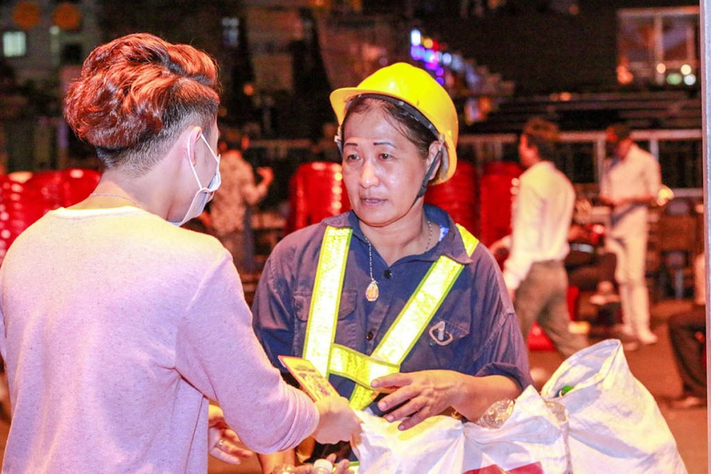 Nam nghệ sĩ cũng có một số tiền nhỏ để gửi tặng những làm công việc thầm lặng này.