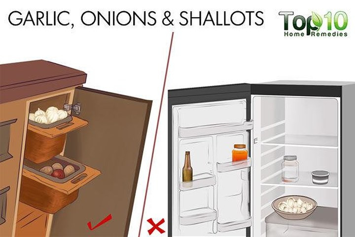 Tỏi, hành tây và hẹ: Bạn phải bảo quản tỏi, hành tây và hẹ tây ở nơi khô ráo. Giữ chúng trong túi lưới hoặc giỏ để thông gió tốt hơn. Không bao giờ giữ chúng trong tủ lạnh, khi tiếp xúc với hơi lạnh và độ ẩm chúng sẽ bắt đầu hỏng và mọc rễ.