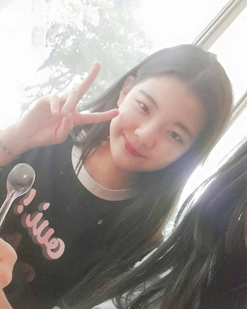 Và ngay từ thời còn chưa debut, đang là học sinh trường nghệ thuật SOPA thôi thì Lia đã tỏa sáng nhờ gương mặt bầu bĩnh đáng yêu, ánh mắt trẻ trung như thế này.