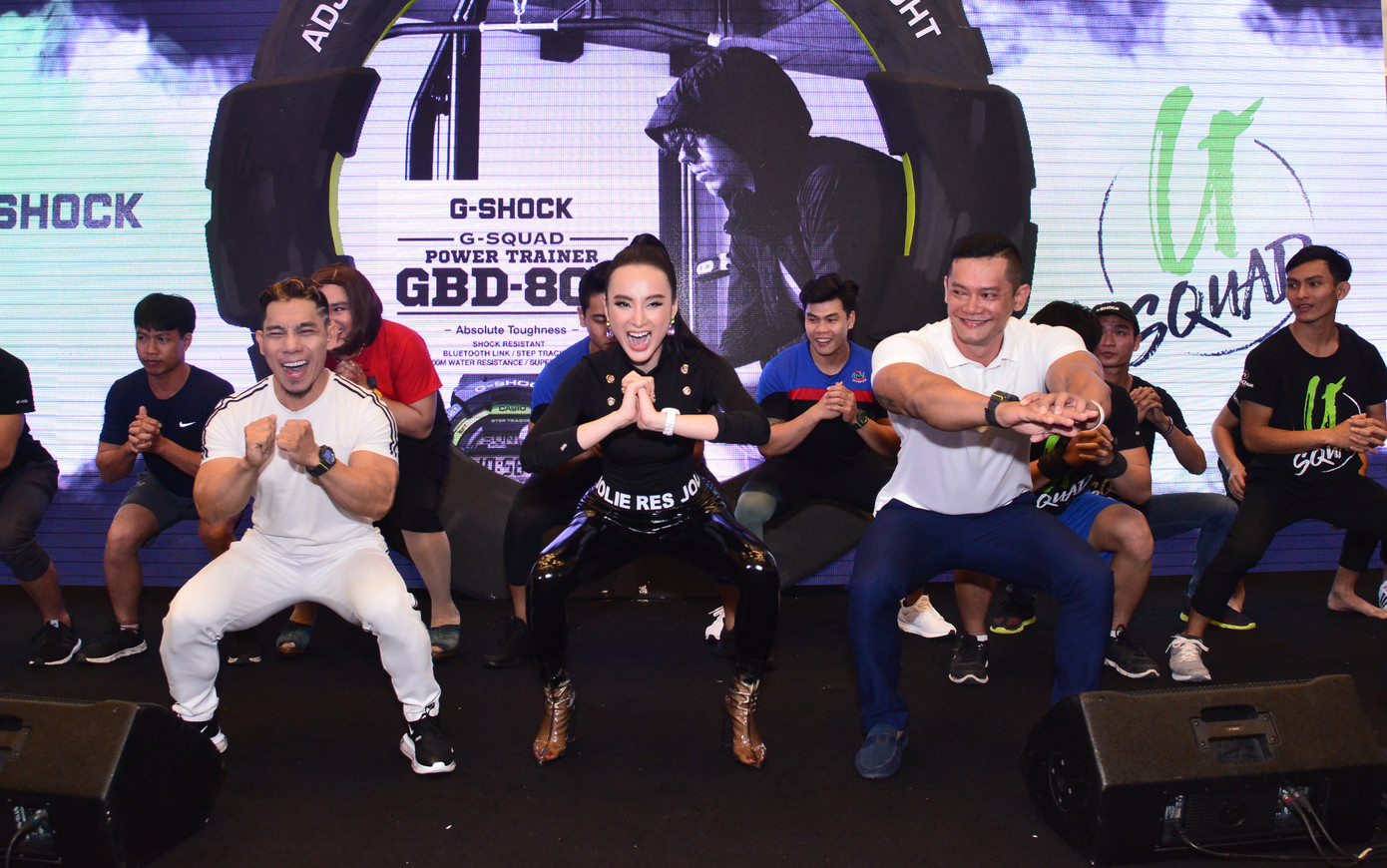 Sau đó, để thuận tiện tham gia các hoạt động thể lực của chương trình, Angela Phương Trinh&nbsp;đã thay bộ đồ đen ôm sát, khoe vóc dáng chuẩn.