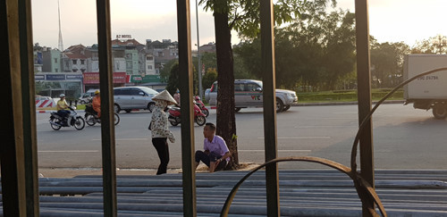 Anh T và đồng nghiệp. Ảnh: TRUNG NINH.