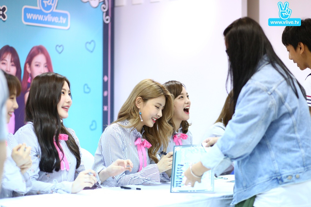 Gugudan quá đáng yêu, thân thiện và hát "Nơi này có anh" ngọt lừ ở Việt Nam ảnh 3