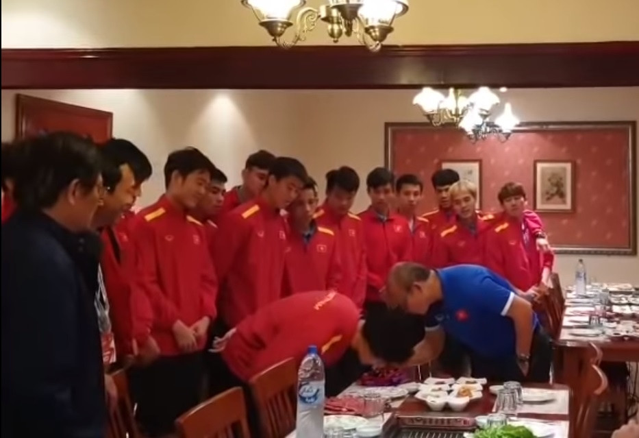 Bố Park đang đi tìm dao cho Công Phượng cắt bánh, sau đó ra hiệu cho "đàn con" phía sau không được "úp sọt" Công Phượng.