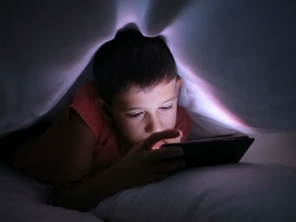 Thức đêm chơi game, dù là trên điện thoại hay máy trò chơi điện tử, cũng đều rất nguy hiểm.