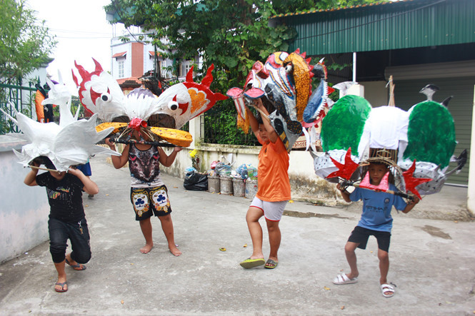 Cả nhóm tập múa, chuẩn bị vui hội đêm rằm.