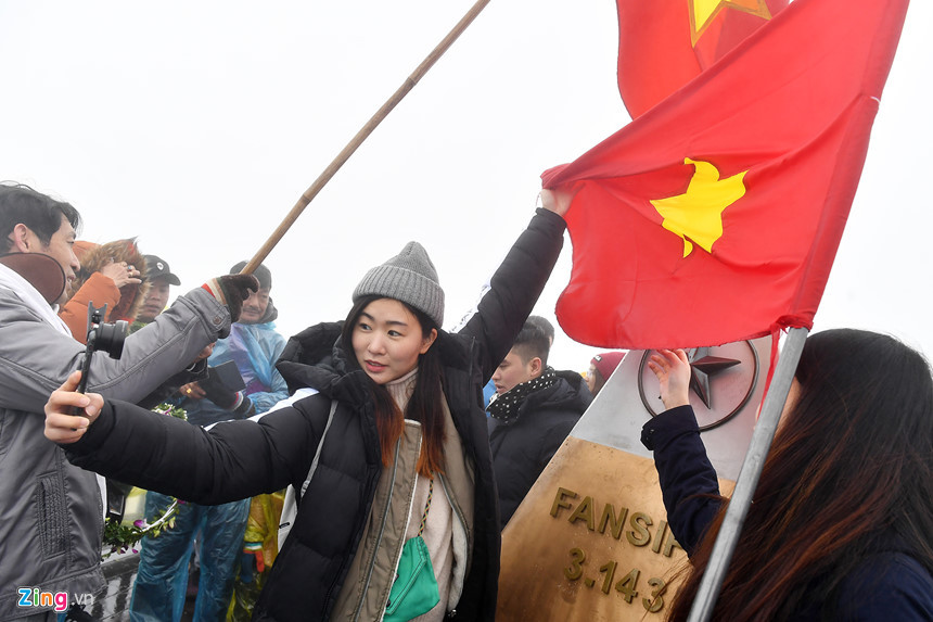 Hai cô gái đến từ Hong Kong tại cột mốc trên đỉnh Fansipan. Cô cho biết giá lạnh như thế này không bằng thời tiết ở Trung Quốc.