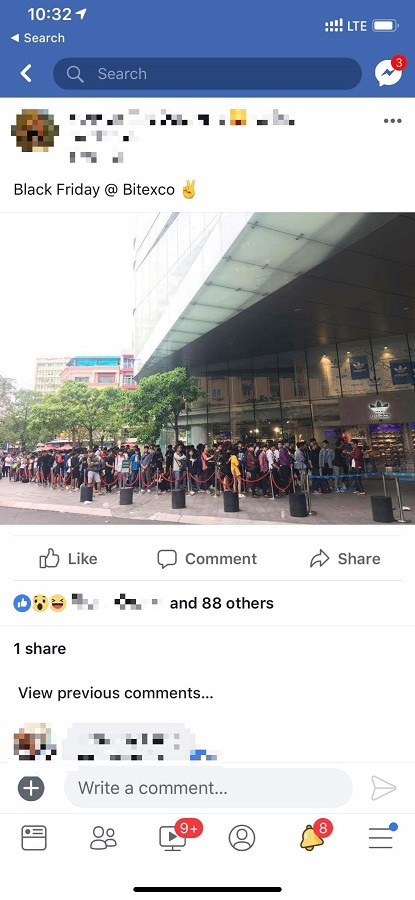 Không khó để bắt gặp những hàng dài người xếp hàng trước các trung tâm thương mại hoặc các cửa hàng.