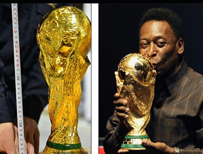 Vua bóng đá Pele bên cúp vàng World Cup.