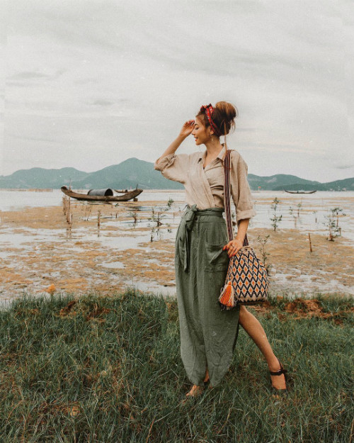 Đến Huế, Sarah và bạn trai tìm đến một khung cảnh hoang sơ ven sông để lưu lại hình ảnh.