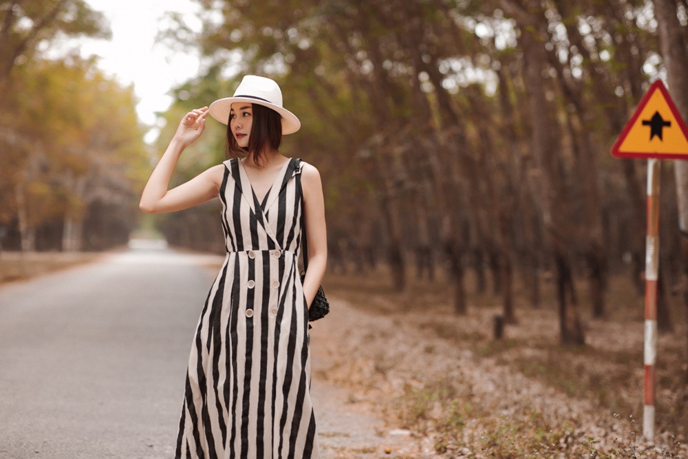 Ở cô toát lên sự tươi trẻ, phóng khoáng nhưng vẫn không kém phần quyến rũ của người phụ nữ.