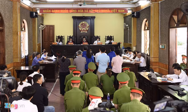 HĐXX kiểm tra căn cước các bị cáo. Ảnh: Việt Linh.