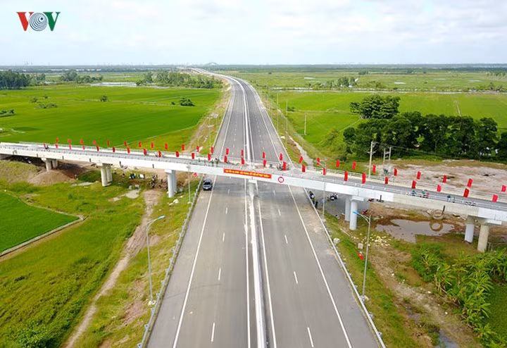 Đây là dự án đường giao thông có tổng vốn đầu tư lớn nhất của Quảng Ninh với hơn 13,6 nghìn tỷ đồng, mở đầu cho chuỗi dự án giao thông mới được đầu tư theo hình thức hợp tác công - tư PPP trong cả nước.