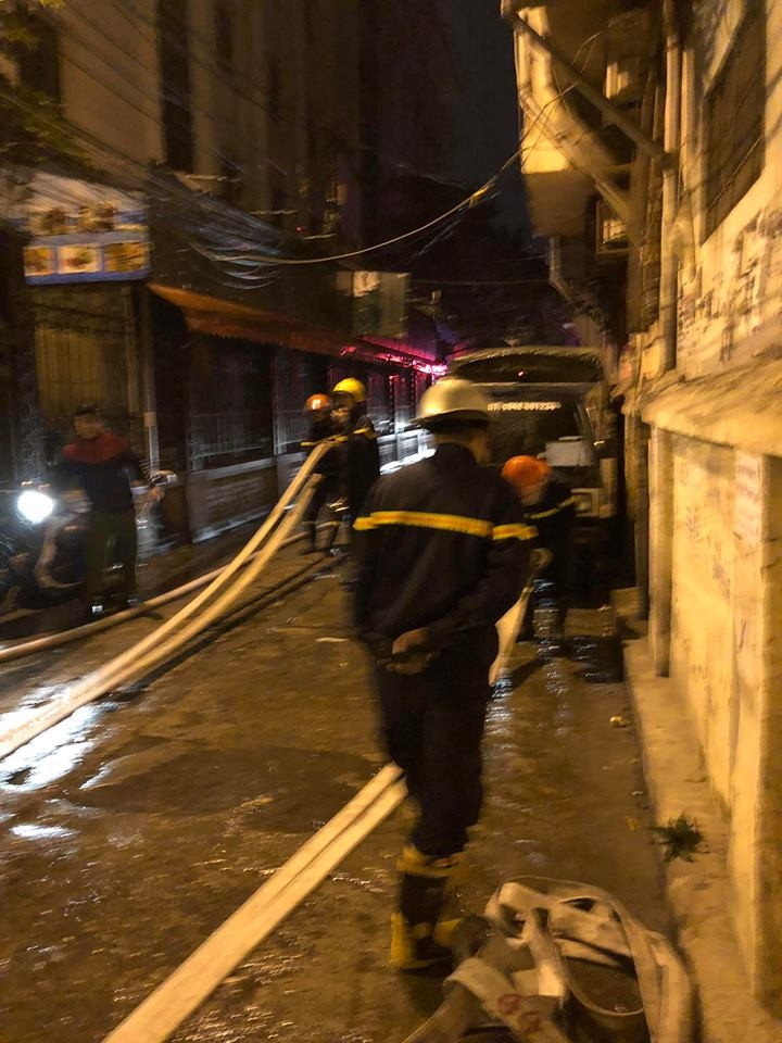 Lực lượng chữa cháy khẩn trương có mặt khống chế ngọn lửa (Ảnh: V.T.C) Lực lượng chữa cháy khẩn trương có mặt khống chế ngọn lửa (Ảnh: V.T.C)