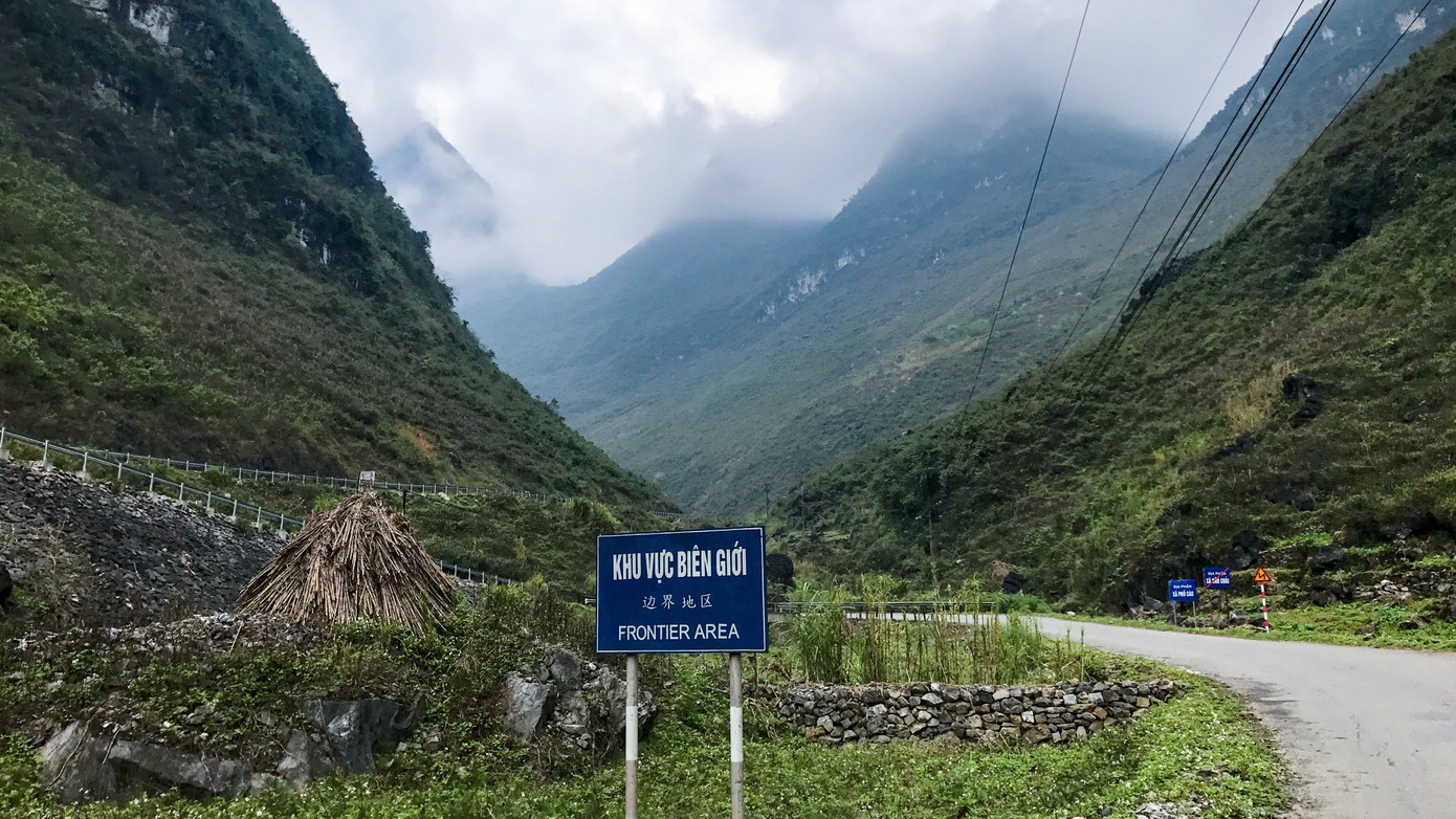 Trời xẩm tối, sương mờ bao phủ