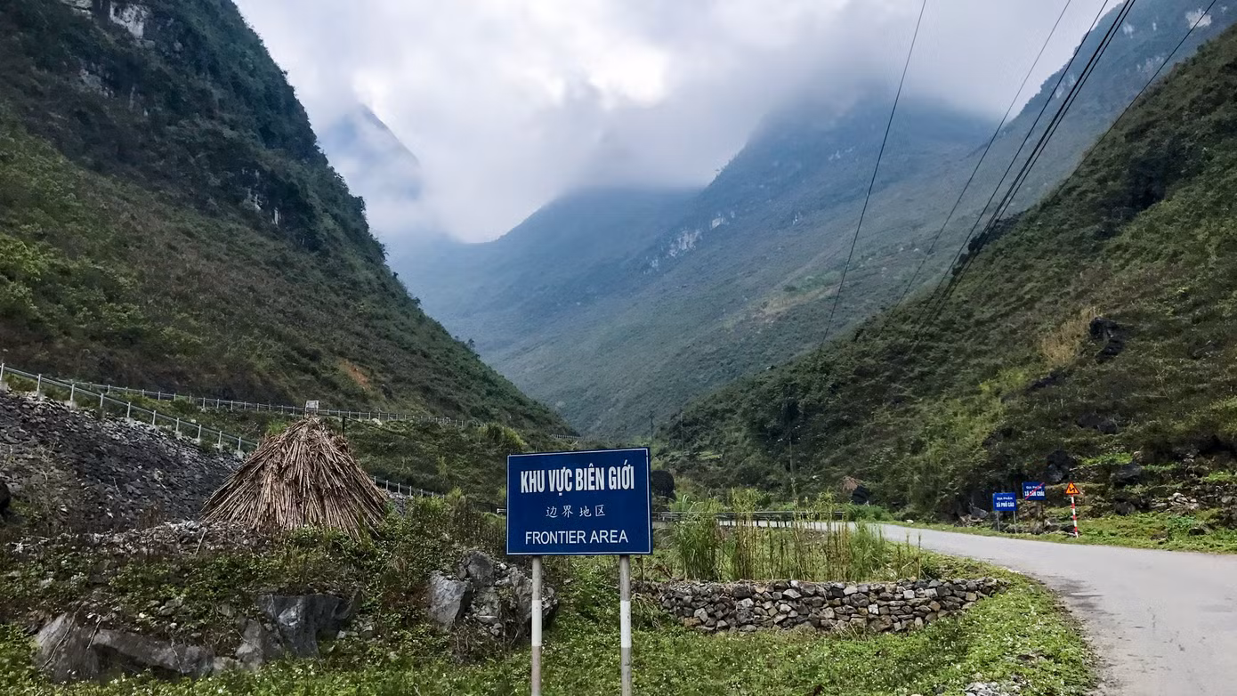 Trời xẩm tối, sương mờ bao phủ