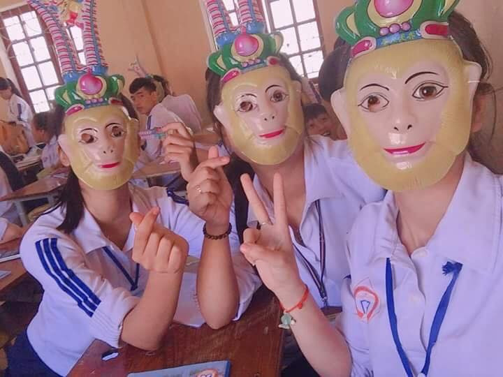 ... cứ đeo mặt nạ như thế này học bài thì giáo viên chắc cũng không thể nhịn cười.