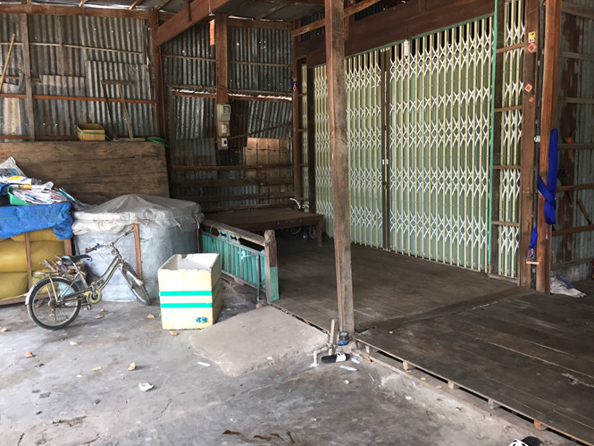 Tiệm bánh mì giờ "cửa đóng, then cài" . Ảnh: THANH DŨNG.