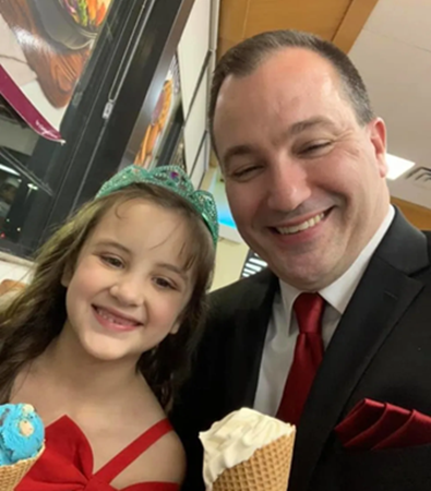 Chú Harvey và cô bé Avey.