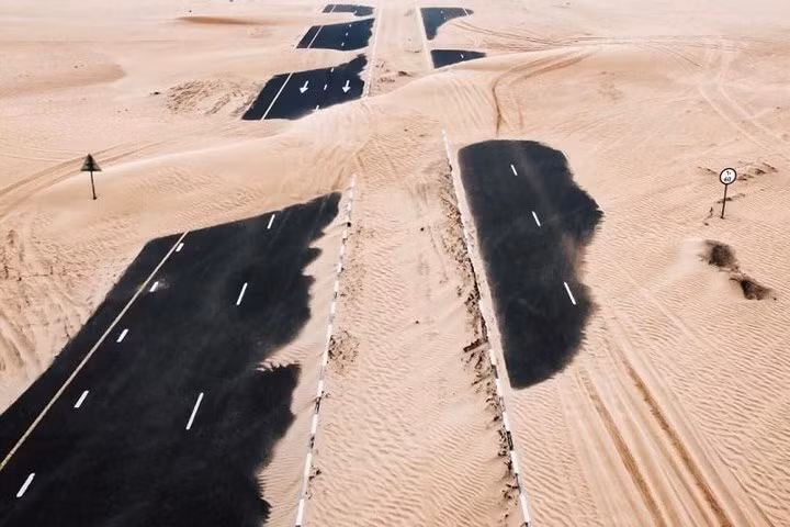 Ảnh chụp ở cự ly tương đối gần cho thấy cát tấn công con đường lớn của UAE.