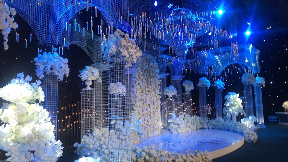 Không gian tiệc cưới được trang trí lộng lẫy với hàng chục nghìn bông hoa hồng và nến trắng với chủ đề 