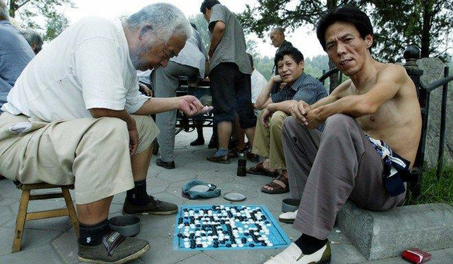 Đàn ông Trung Quốc thường cởi trần nơi công cộng khi trời nóng. Ảnh: SCMP.