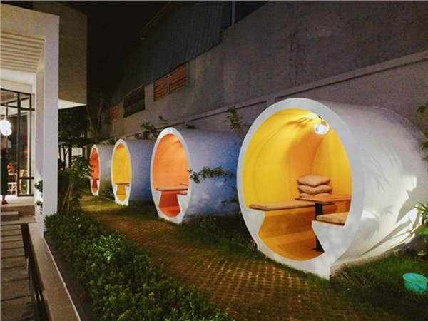 Những chiếc "ống cống" ở khuôn viên. (Ảnh: iVIVU)