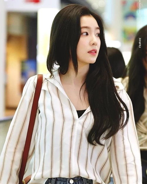 Áo sơ mi họa tiết kẻ sọc phủ sóng dày đặc trong nhiều trang phục sân bay của Irene. Cô thường cắm thùng vạt trước nhẹ nhàng tạo vẻ phóng khoáng.