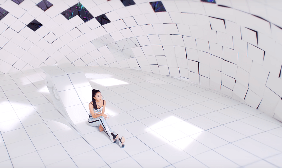 Chaeyoung là một chàng hoàng tử đang bị giam giữ bởi một thế lực rất thạo đồ công nghệ. Chaeyoung là một chàng hoàng tử đang bị giam giữ bởi một thế lực rất thạo đồ công nghệ.