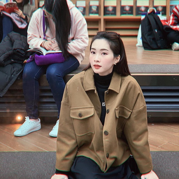 Người đẹp tỏ ra rất thích thú với địa điểm này.