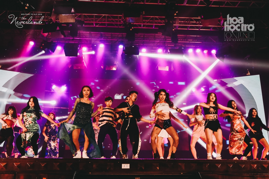 Những bước nhảy tự tin hóa thân thành các nhân vật hoạt hình nổi tiếng trong thế giới Neverland mang lại bao cung bậc cảm xúc cho các tân sinh viên.