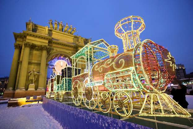 Mô hình đoàn tàu hơi nước được trang trí bằng đèn nháy thắp sáng trước Khải Hoàn Môn Narva ở thành phố St.Petersburg ở Nga. Ảnh: TASS.