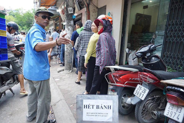 Để tránh cảnh ùn tắc, bảo vệ của cửa hàng phải ra hướng dẫn khách xếp hàng.