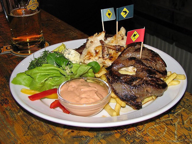 Ở Australia, những con vật đáng yêu như chuột túi, lạc đà, đà điểu lại nằm trong thực đơn được ưa thích của nhiều người.