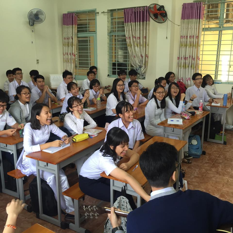 Cả lớp đang hát tiếng Ý theo thầy.