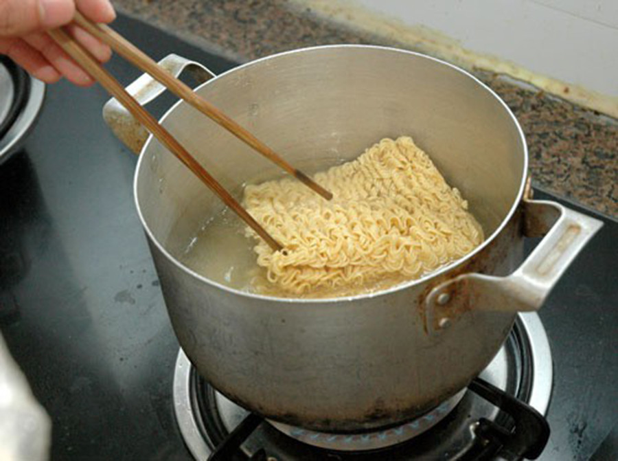 Thêm trứng vào mì cũng không phải chuyện đơn giản.