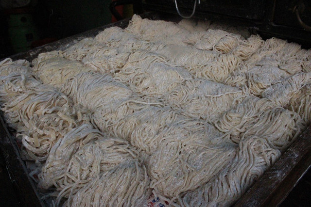 Sợi mì của quán được làm từ bột mì trộn cùng với trứng vịt và nước tro tàu