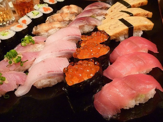 Nhắc đến ẩm thực Nhật Bản, món ăn không thể không kể tới đó là sushi. Những miếng cơm trắng kết hợp cùng lát hải sản tươi sống như cá hồi, cá trích, bạch tuộc... chấm dùng xì dầu và mù tạt luôn là một hương vị khó quên.