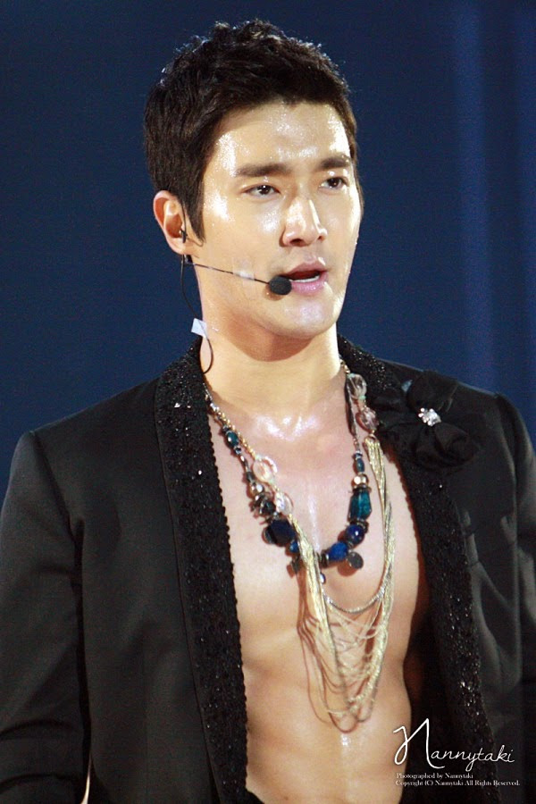 Siwon (Super Junior) cũng thuộc nhóm càng nhiều mồ hôi càng hấp dẫn.