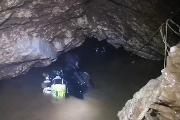 Các thợ lặn phải sử dụng các thiết bị chuyên dụng mới có thể tiếp tục đi vào. (Ảnh: Daily mail)