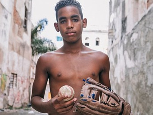 Ngày nay môn thể thao phổ biến nhất ở Cuba là bóng chày, trong khi niềm tự hào chính của đất nước này là ballet. Người Cuba nói: “ballet Nga gây ấn tượng với sự xuất sắc, ballet Pháp giàu cảm xúc, trong khi ballet Cuba thể hiện cả hai tính năng này.”