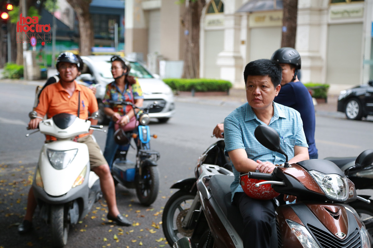 Sau khi sĩ tử vào trường thu, ánh mắt của bố mẹ vẫn không ngừng dõi theo. (Ảnh: Trọng Tài)