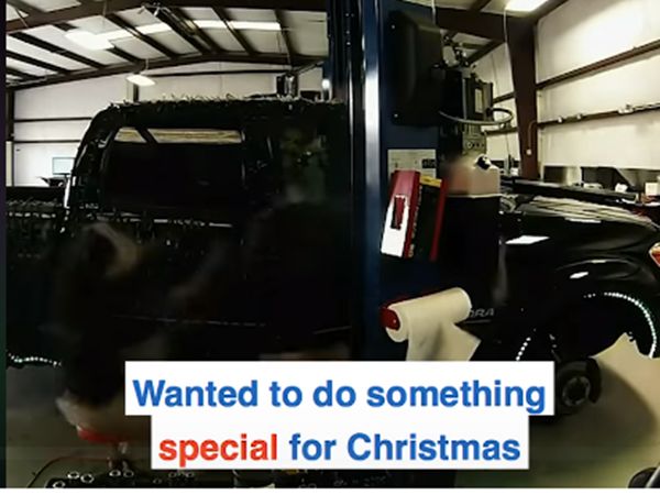 Hình ảnh chiếc xe trước khi được trang trí.